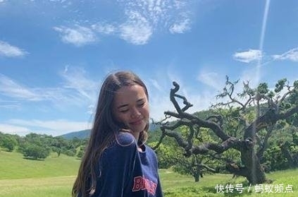 「合照」社交女王邓文迪,晒出女儿们的合照,16岁小女儿最像默多克