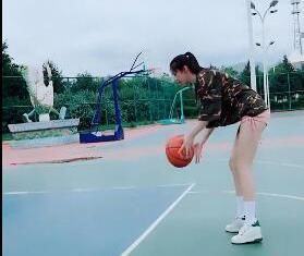 穿粉色短裤的长腿小姐姐打篮球被偷拍，传到网上后爆红!