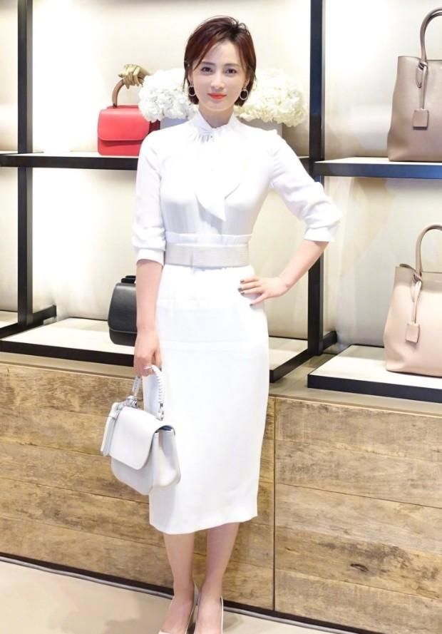 42岁的蒋勤勤，将暗红色裙子穿出了新高度，被她的气质折服了!