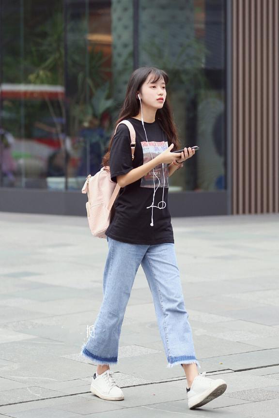 穿着紧身长裙，腿部开衩的设计让美女看起来格外的性感！