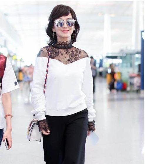 63岁赵雅芝太时尚，脚踩“两根银针”现身机场，厉害了我的老太太