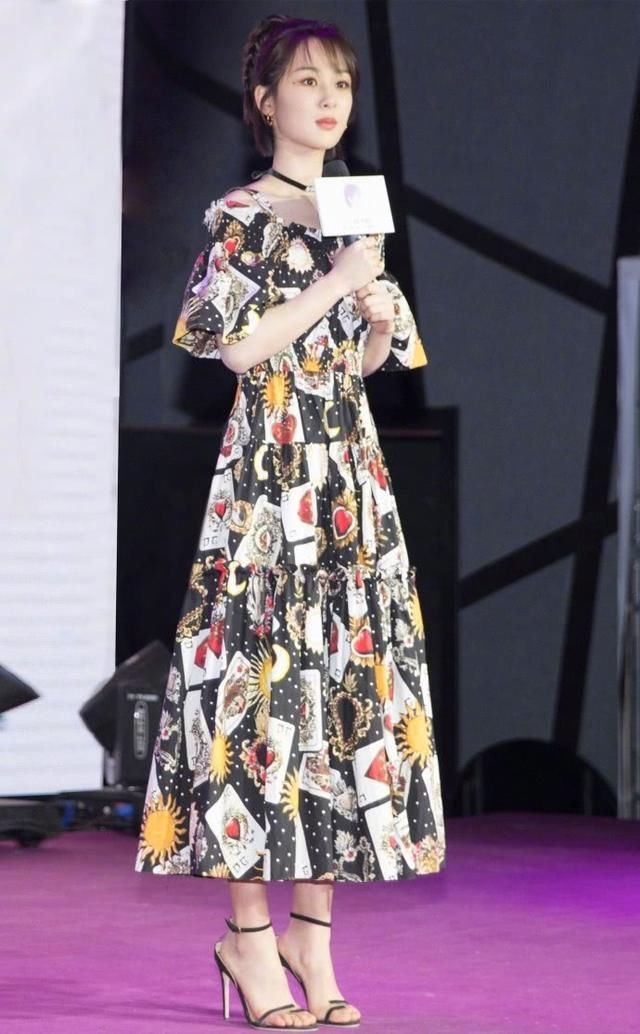 杨紫瘦了一大圈，穿衣越来越大胆，连最小码的短裤都能穿在腰上了