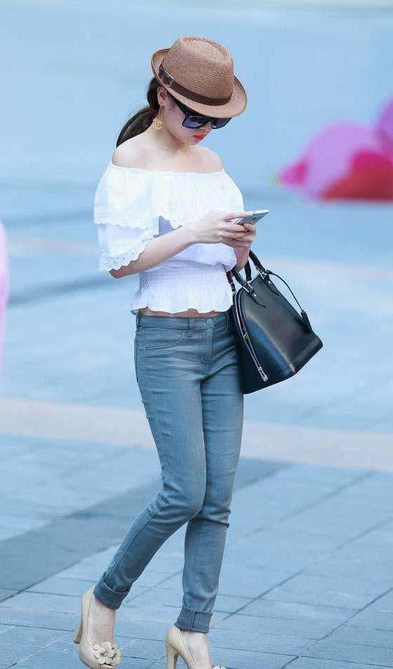 牛仔裤美女性感迷人，高回头率