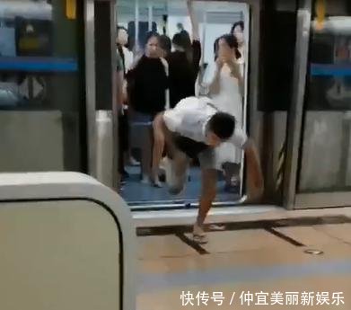 干得漂亮！北京地铁10号线，黑衣女子踹飞堵门老外