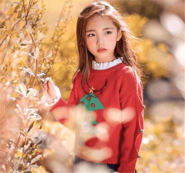 她7岁开始化妆，8岁骨骼停止生长，容貌停在14岁，五官很精致