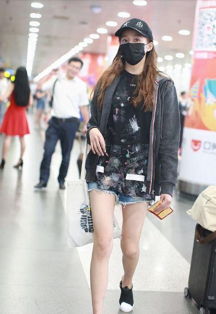 关晓彤和热巴同穿短裤，身高差五厘米，腿的差距一目了然