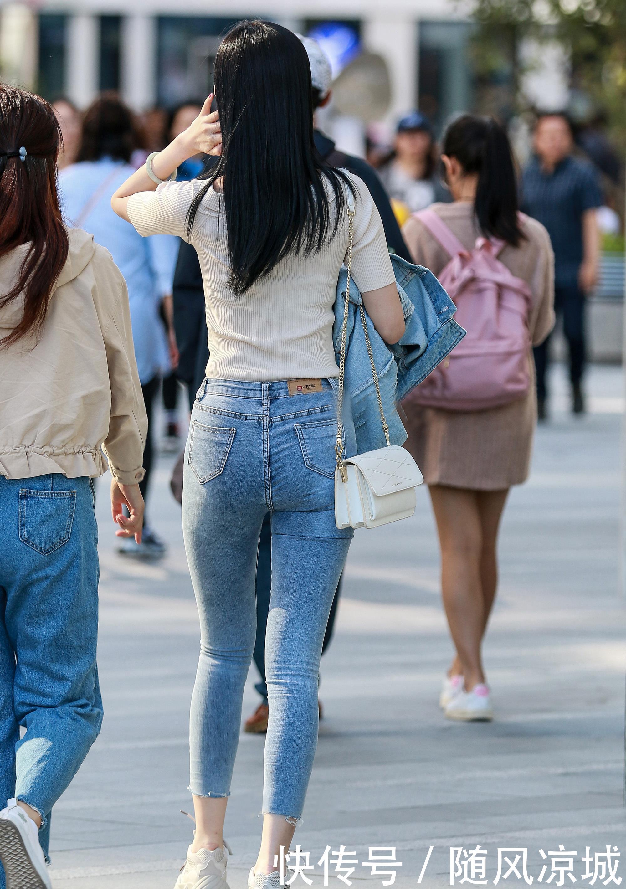 性感■街拍:大街上得一阵牛仔风,姑娘们尽显性感身材,前面好看背影更