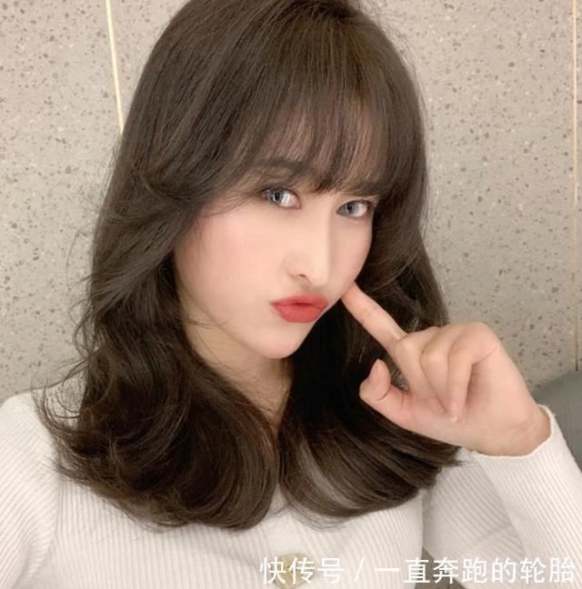 【很火】“颜值低”的女生别乱剪头发，试试今年很火的3种发型，瘦脸还美