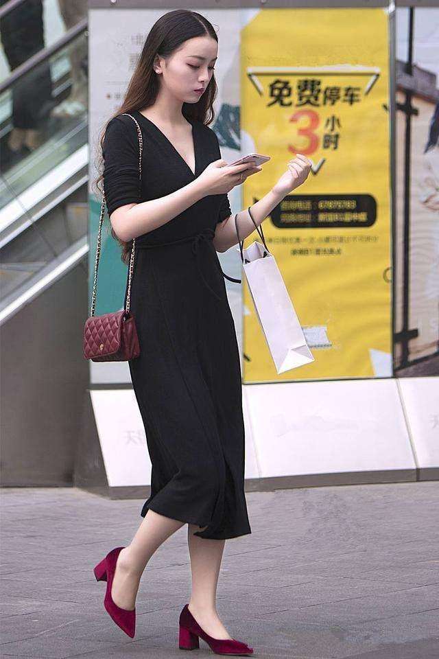 街拍：小姐姐的身材太有料，实力凹出优美的曲线