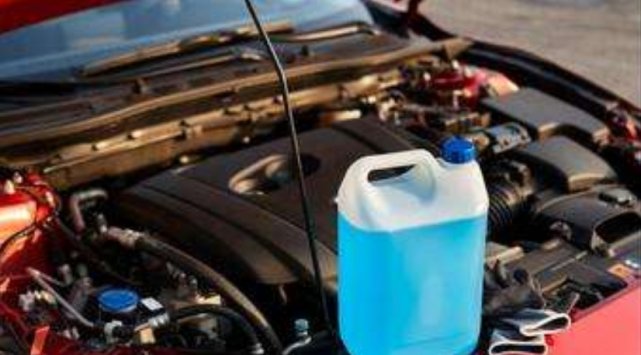  【玻璃水】车里要常备两桶水？老司机：别以为是喝的水，不然车