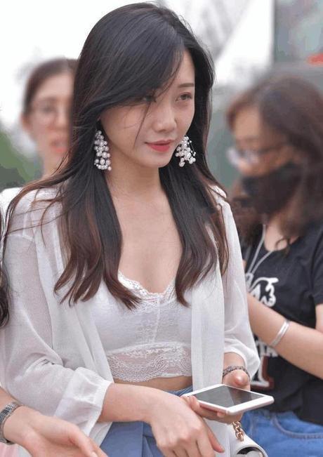 街拍:成熟韵味的打底裤美女,穿出女性自信美感,吸引力十足!
