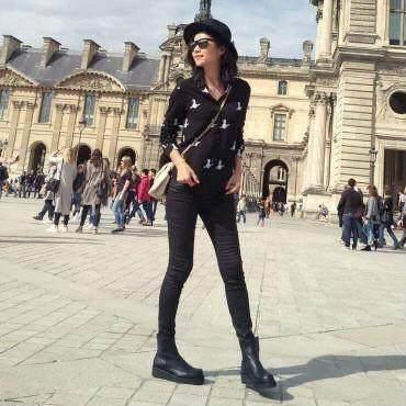 刘若英现身纽约街头, 47岁打扮的像个小姑娘, 脚上的鞋真个性