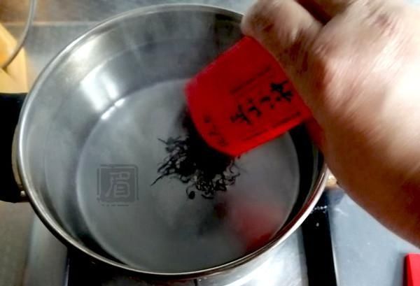  『奶茶』这是《穷人的阿胶》。妈妈每天必须喝一杯。它能养气养血。她50岁还不老