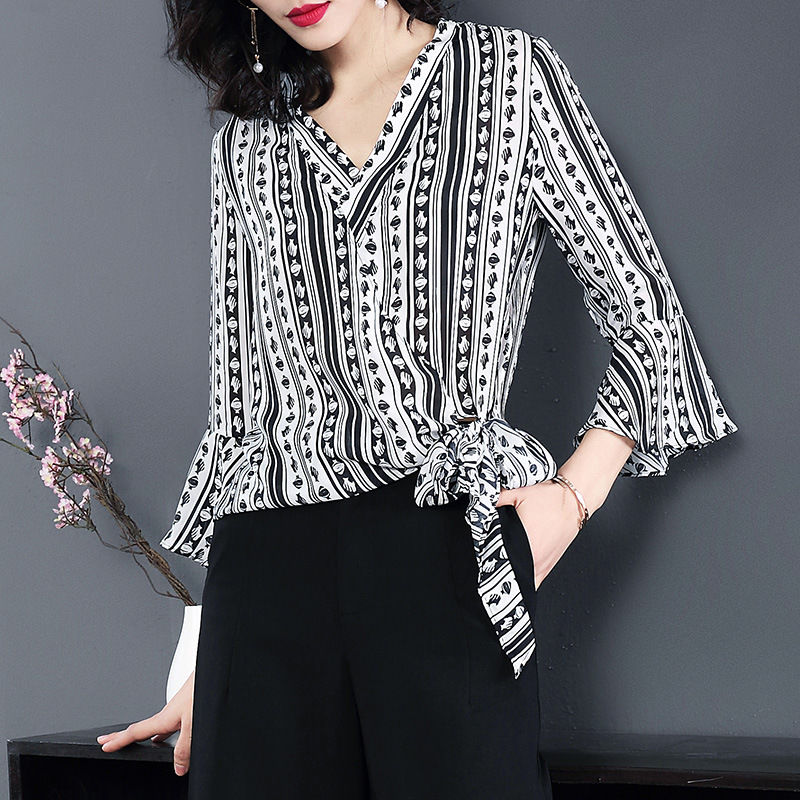 老婆今年50岁，但她会打扮!常穿高雅小衫+烟管裤，洋气超美嫩