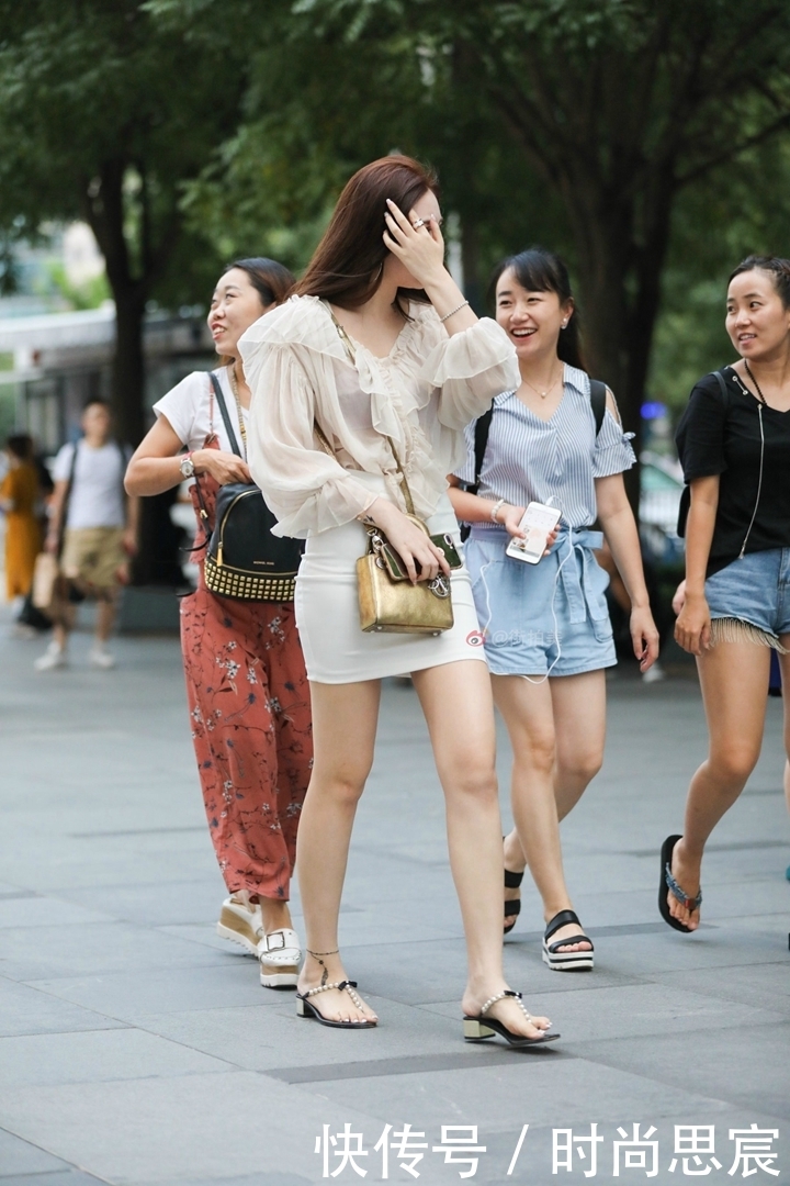 街拍：肤白貌美的姑娘太有女人味了，忍不住多看两眼