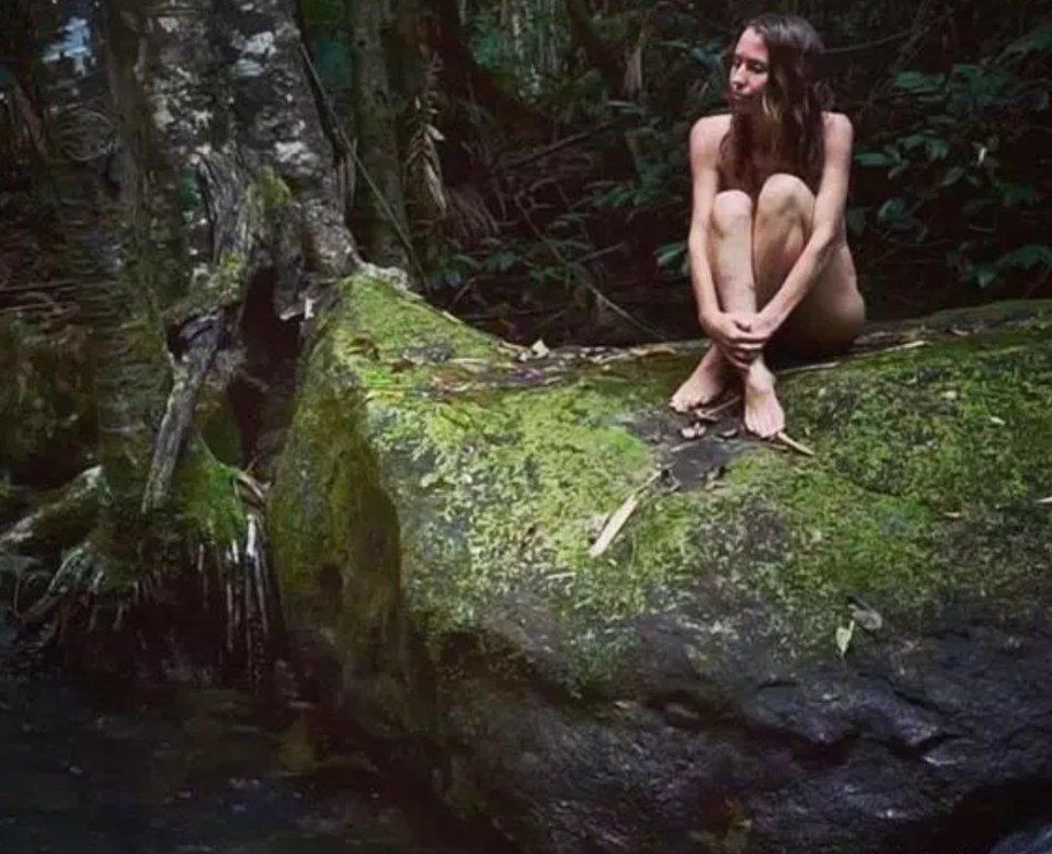 细看澳洲“野人美女”，在山泉中洗澡，腋毛虽长却依然完美