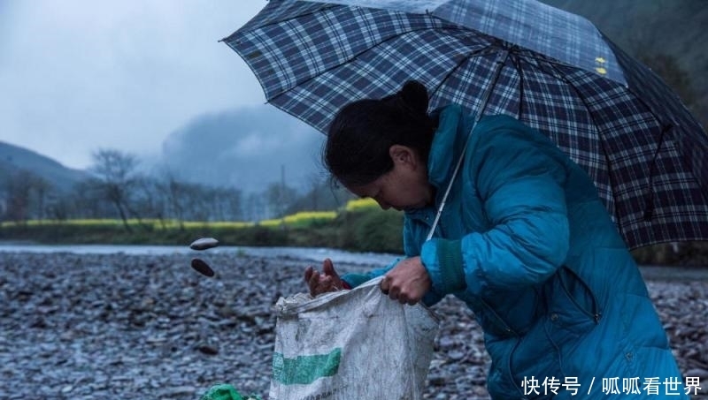 老人河滩日捡“宝石”3百斤, 每斤3毛