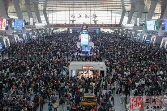 崩溃！返程大军挤爆复兴号！部分乘客被请下车改换其他列车