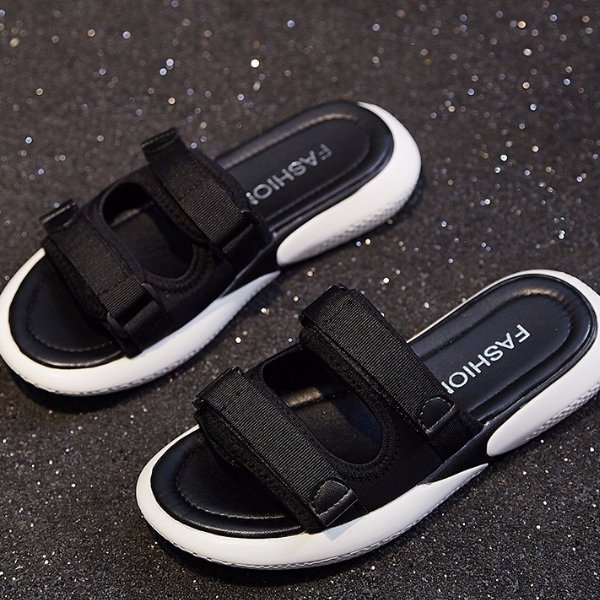 高跟鞋、豆豆鞋、不如一双平底凉拖舒适，时髦轻盈解放双脚