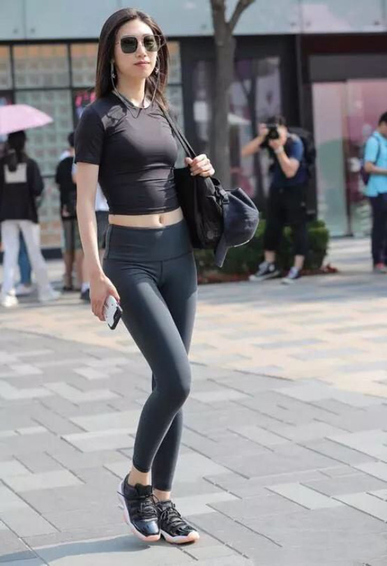 锻炼能使小姐姐姐的腿部肌肉得到有效的提升，从而塑造出一个完美