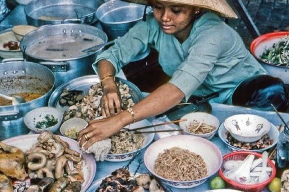 老照片：1969年的越南，芹苴市马路市场上的各种路边摊