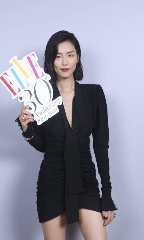 刘雯的搭配真别致，竟在脚腕处绑一根羽毛，这是要上维密的T台?