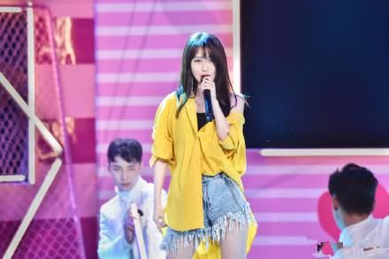 李菲儿只穿一件裹胸，也敢敞开上衣狂炫腹，网友：知道你腰细了哇