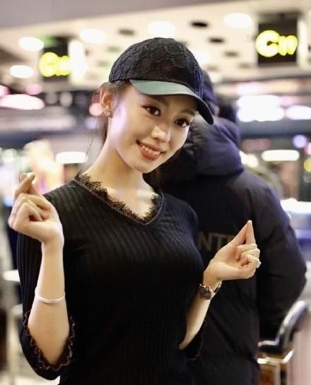  【面孔】26岁吉娜天使面孔魔鬼身材，脱掉羽绒服大秀好身材，这腰我酸了