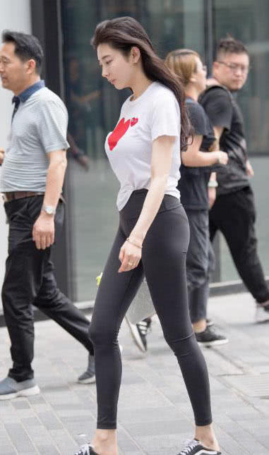 气质小姐姐紧身裤勒出无数道迷人勒痕,玲珑有致的身材很有看头