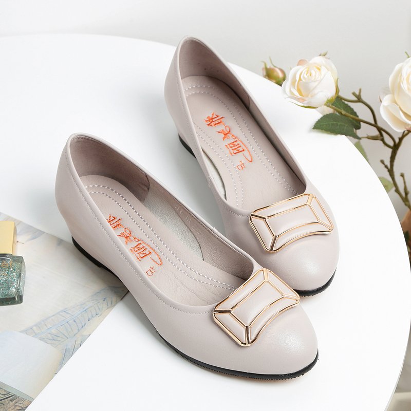 初秋，6070后尽量少穿凉鞋，当下流行的女鞋，给足舒适超养脚