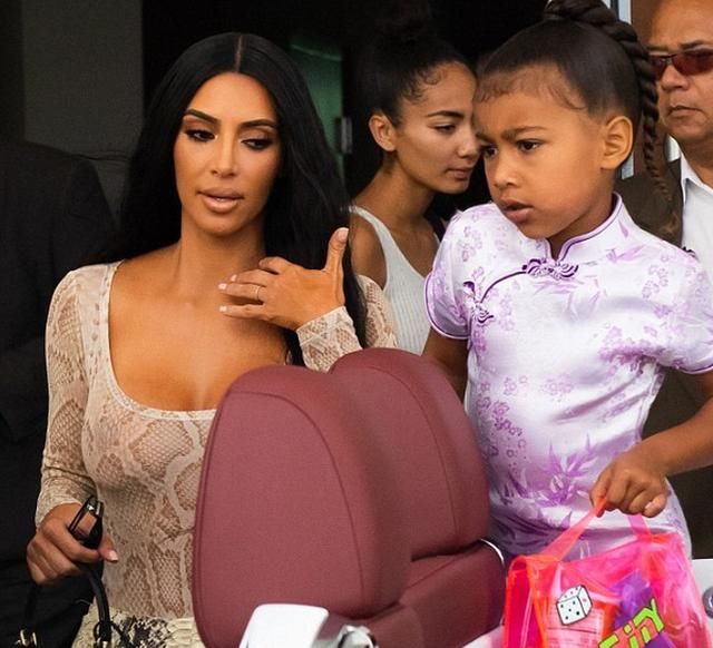 金卡戴珊在迈阿密度假，“蛇皮”套装引人注目，女儿喜欢中国风