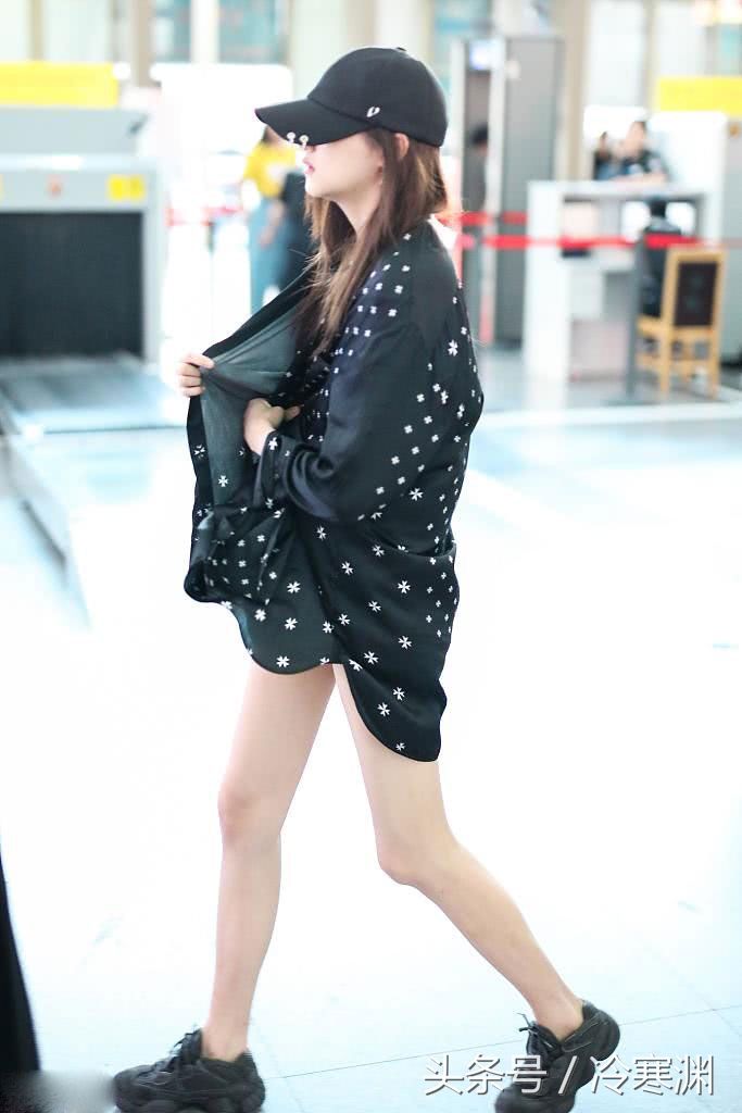 关晓彤打扮奇特亮相机场，大长腿被吐槽!网友:你到底是冷还是热