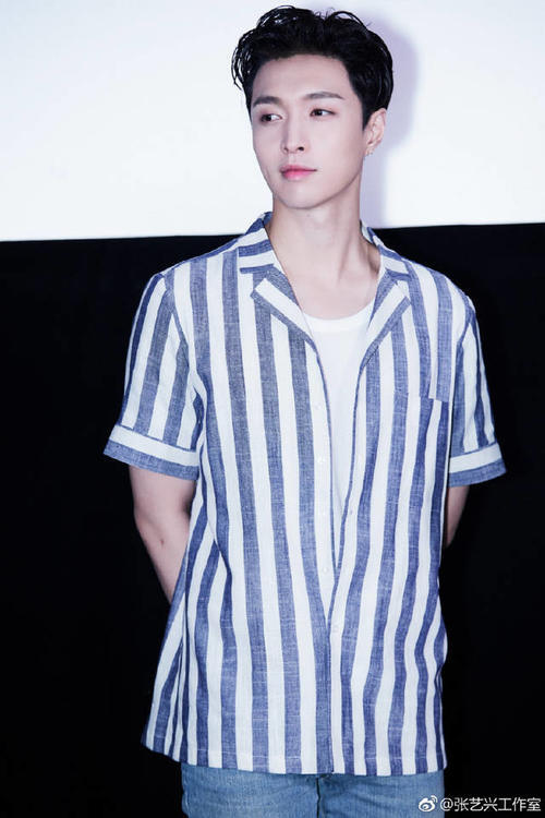 27岁张艺兴走出国门纪念经典，西装领结俊俏十足，网友：闷声干大