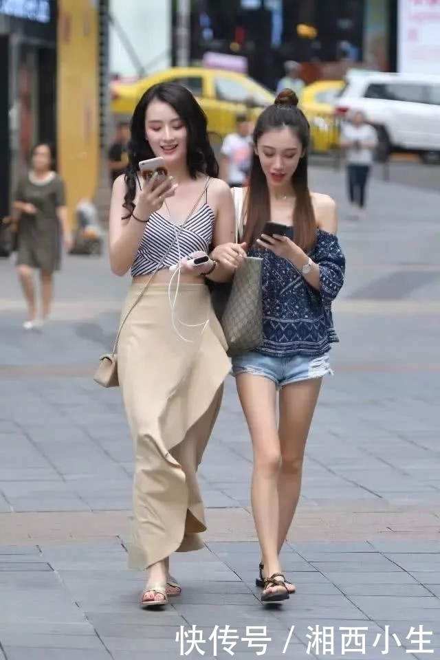 一起逛街的美丽姐妹花，气质都很甜美，左边的长裙美女更胜一筹，