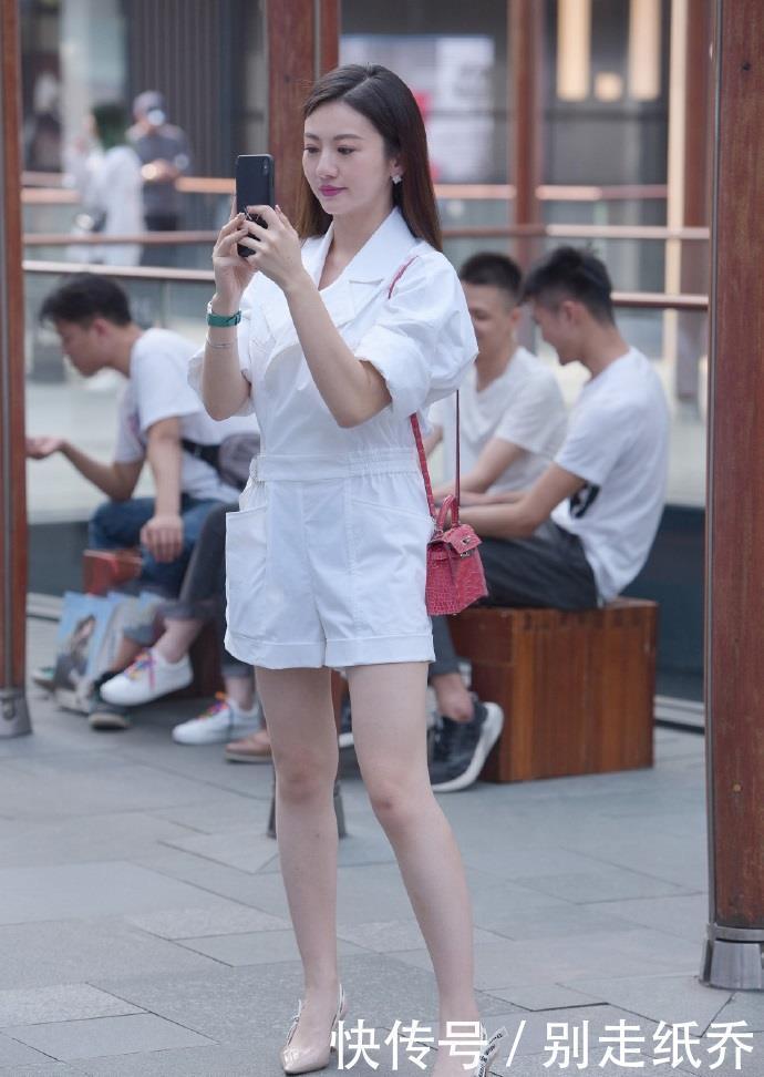 『着装』夏日的清凉着装,连衣短裤让人念念不忘,简约耐看又大方