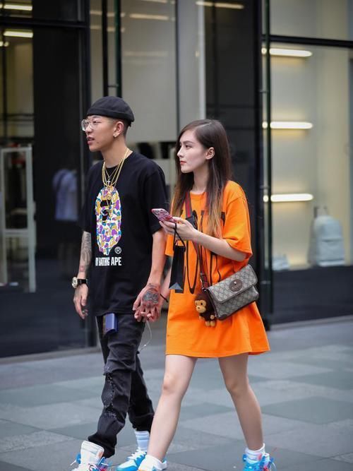  『蓝色』街拍：小姐姐休闲蓝色T恤搭配短裤，休闲的感觉让人很放松