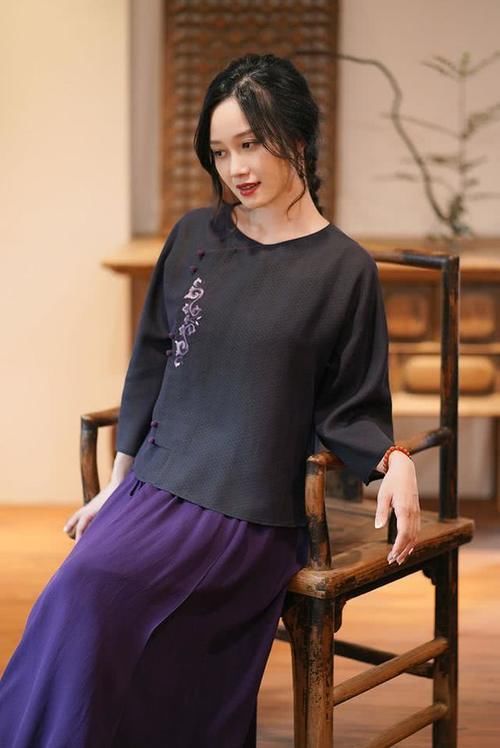  气质■年过40的女人，开春建议“中国风上衣＋半裙”，美得惊艳时光！