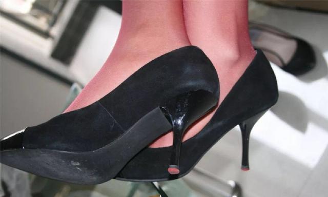 尖头细跟鞋面选用了罗马风的绑带，有着不一样的美感