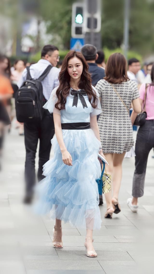 路人街拍，藕荷色吊带背心搭配黑色短裤，简约时尚又有女人味!