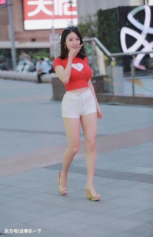 街拍：时髦穿搭的小姐姐，凹凸有致的身材，迷人！
