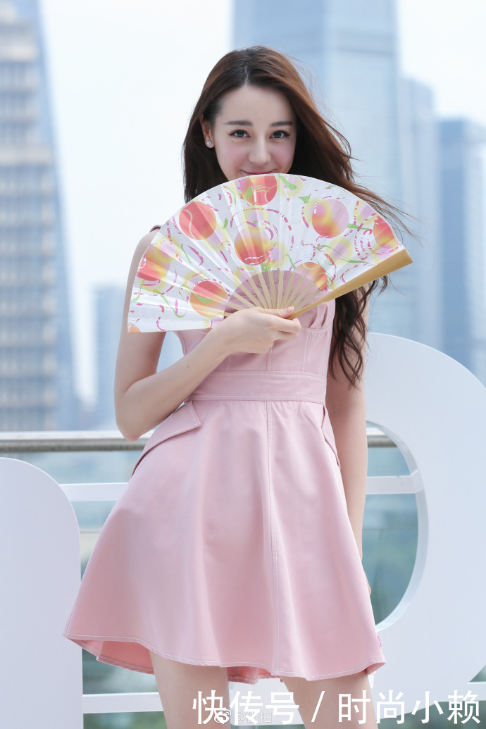 路人街拍，今天水蜜桃女孩儿迪丽热巴，青春有活力