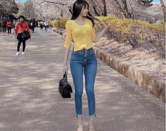 牛仔裤的穿搭，让美女的好身材，此时完美展现！