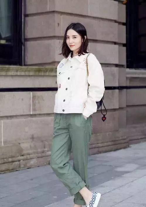  【漂亮】她是很会穿衣的女人，初春学她穿，准漂亮！