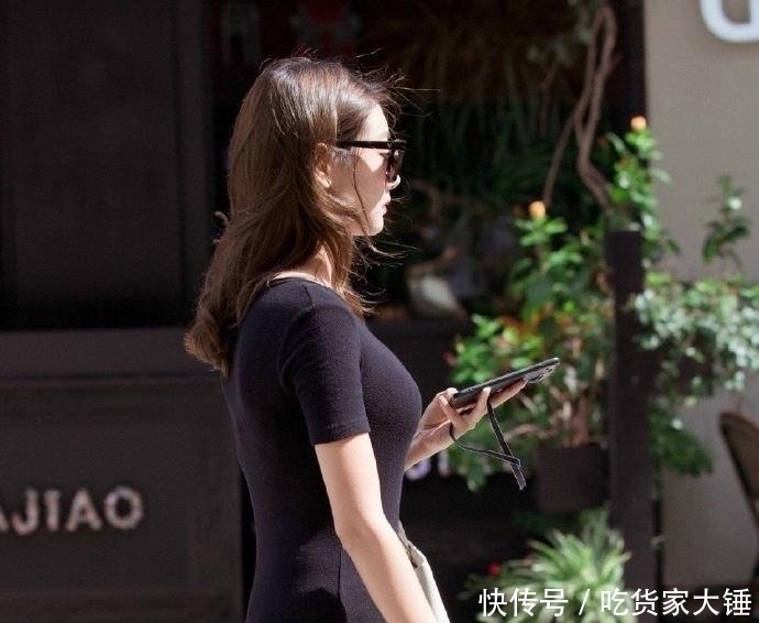 女人|街拍微胖身材才是极品，穿紧身裙女人味十足