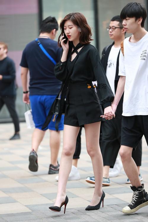 路人街拍，气质大长腿小姐姐，旁边那个是你弟吧
