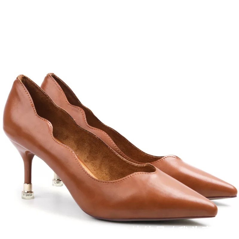 荷叶花边鞋口与小矮跟结合的古风高跟鞋