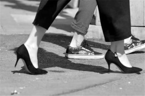 女生@长期穿“高跟鞋”的女生,几年后会有什么变化?过来人说出了真相