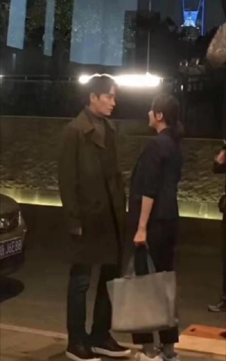 刘诗诗朱一龙主演：刘诗诗朱一龙《亲爱的自己》路透 两人拥抱画面有点甜