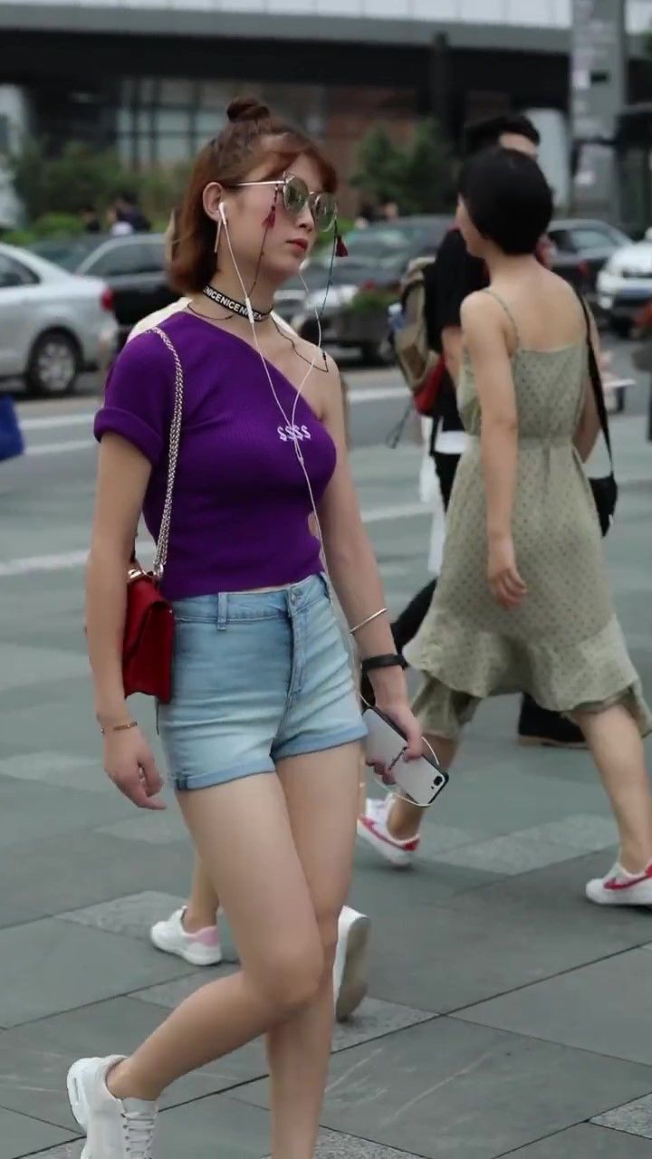 街拍:时尚女强人走路动作真迷人，修身超短裙更是魅力四射!