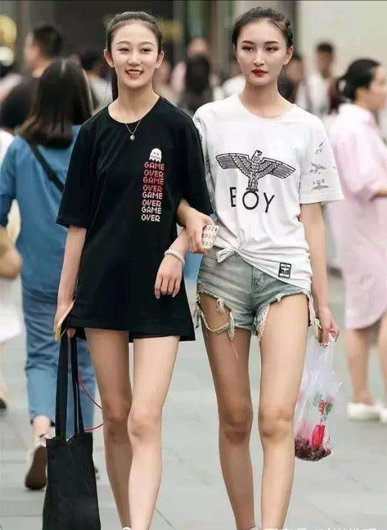 美女街拍, 性感的低胸吊带背心, 在夏天能让你非常的凉爽舒适